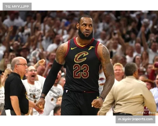 詹姆斯与裁判互动或引领NBA新型判罚交流方式